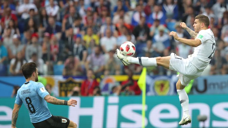 Frankreichs Linksverteidiger Hernandez offenbarte im Spiel gegen Uruguay Schwächen im Stellungsspiel. Der 22-Jährige wird mit der belgischen Angriffsmaschine so seine liebe Mühe haben.