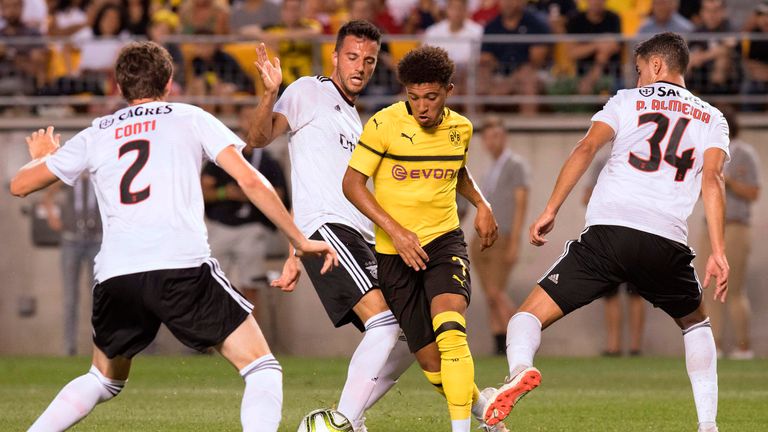 Jadeon Sancho nimmt es gegen Benfica gleich mit drei Gegenspielern auf.