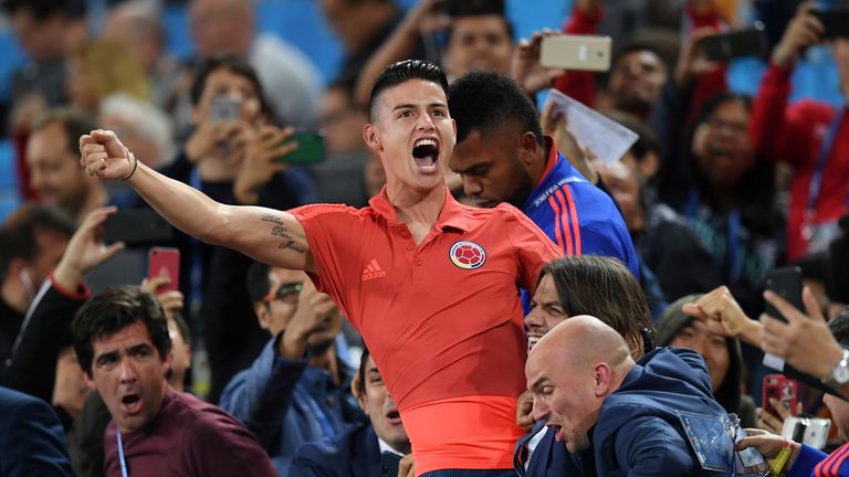Bayern-Star James Rodriguez flippt komplett aus, als sein Landsmann Mina in der Schlussminute gegen England zum Ausgleich trifft.