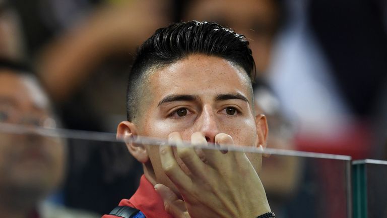 James Rodriguez steht die Schockstarre sichtlich ins Gesicht geschrieben. Nach dem Ausscheiden seiner Kolumbianer im Elfmeterschießen ist die WM 2018 für Bayerns Dribbelkünstler beendet.