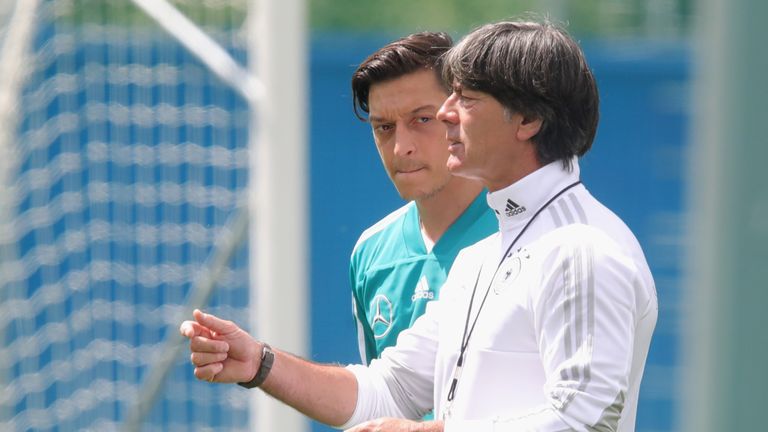 Bundestrainer Joachim Löw hat sich bislang noch nicht zum Rücktritt von Mesut Özil geäußert, will dies wohl aber bald nachholen.