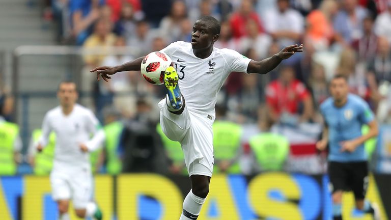 Kante zeigt sich bei der WM in bärenstarker Verfassung: Lässt als letzter Mann vor der Abwehr nichts anbrennen und hält seinem offensiveren Mittelfeldpartner Pogba den Rücken frei. 