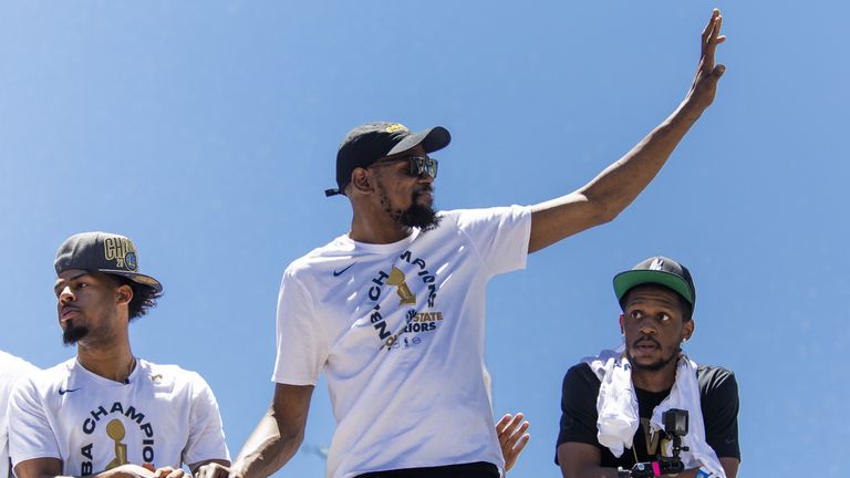 Berichten zufolge soll Durant seinen Vertrag bei den Golden State Warriors verlängert haben.