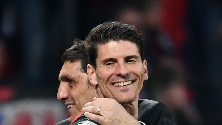 Nach anfangs heftiger Kritik am neuen Trainer, wurden Stimmung und Leistung deutlich besser. Unter Korkut gab es in 14 Spielen nur eine Niederlage, sogar die Europa League war für den Aufsteiger in Reichweite. Am Ende sprang Platz sieben heraus. 