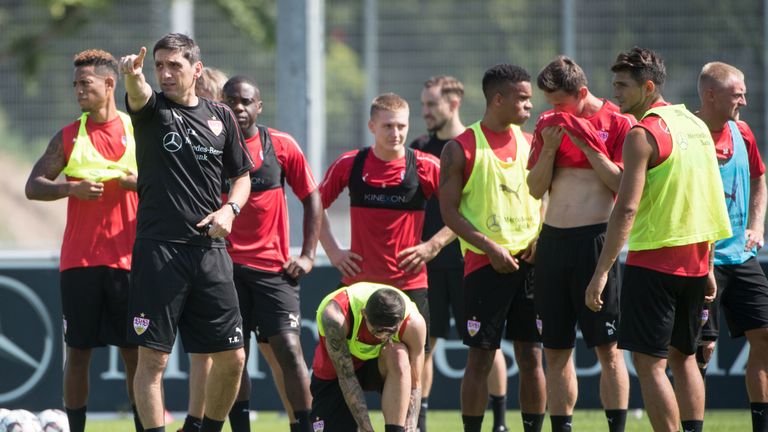 Tayfun Korkut gibt die Richtung vor. Nach der starken Rückrunde unter ihm, hat er jetzt die komplette Sommervorbereitung Zeit, seine Taktik und seine Vorstellungen bei den Spielern zu implizieren. 