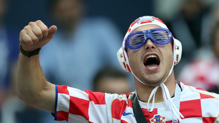 Dieser kroatische Fan hat sich etwas in der Sportart verlaufen - aber eigentlich auch egal. Hauptsache er kann seine Landsleute anfeuern.