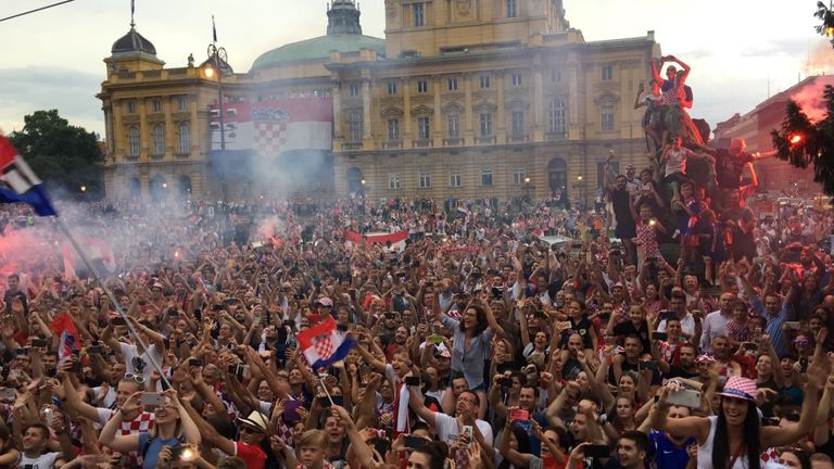 Kroatiens Fans feiern ihre Helden. Quelle Bild: Twitter@HNS_CFF
