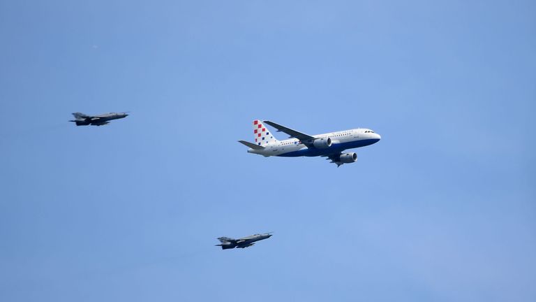 Endlich kommen die kroatischen Helden angeflogen... und diese werden von zwei Militärflugzeugen begleitet.