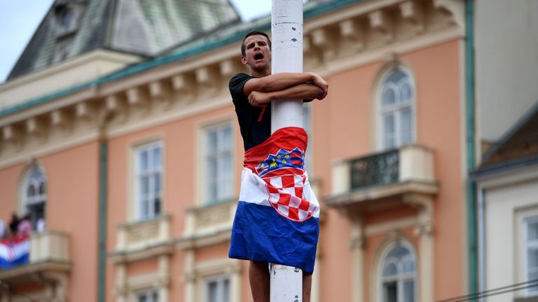 Für diesen Fan war auf dem Boden wohl auch kein Platz mehr - kurzerhand hat er sich mit seiner Fahne an einen Mast gehängt. Bessere Sicht hat er von da oben auf jeden Fall!