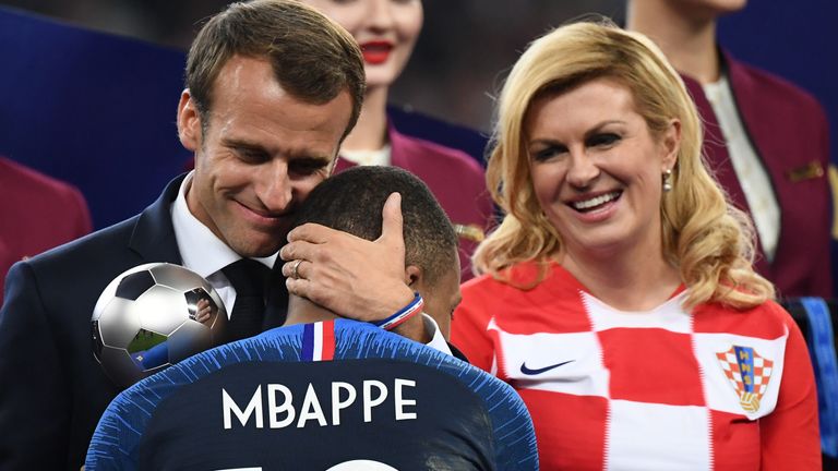 Macron gratuliert dem jungen Kylien Mbappe mit einer herzlichen Umarmung.