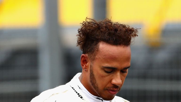 Lewis Hamilton ist die Enttäuschung nach seinem Ausscheiden in Österreich anzusehen.