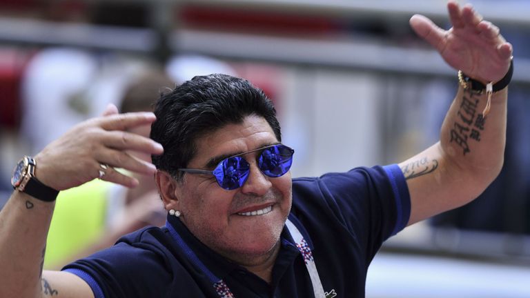 Diego Armando Maradona bietet sich als Nationaltrainer an.
