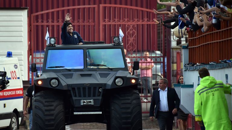 Vorläufig letzter "Höhepunkt:" Bei seiner Präsentation, als neuer Vorsitzender des
 weißrussischen Erstligisten Dinamo Brest fährt der 57-Jährige in einem übergroßen Hummer vor.