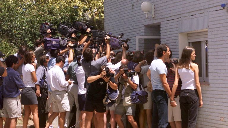 1994 schießt er mit einem Gewehr auf Journalisten vor seinem Haus und verletzte dabei fünf Menschen.