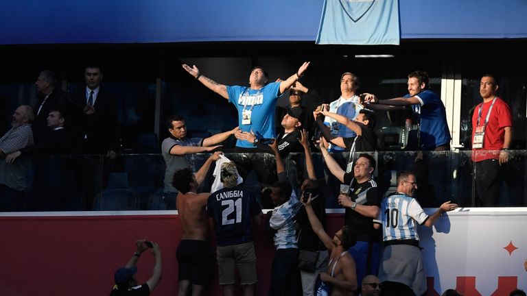 Bei der WM 2018 kursierte eine Sprachnachricht, worin eine anonyme Person den Tod von Maradona verkündet. Die stellte sich schnell als Falschmeldung heraus. 2007 gab es bereits einen ähnlichen Vorfall, der in Argentinien großer Trauer auslöste.