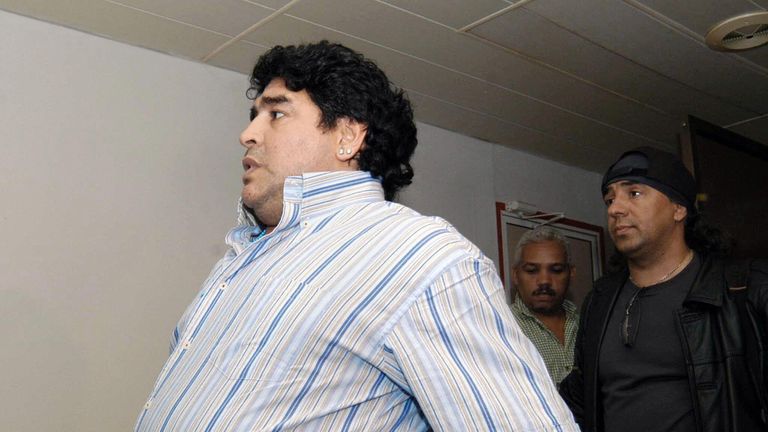 Aufgrund von hohem Übergewicht unterzog sich Diego Maradona zweimal einer Magen-OP, um deutlich an Gewicht zu verlieren. Diese OP’s ließ er 2005 und 2015 machen, wobei ihm der Magen verkleinert wurde.