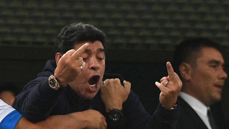 Bei der diesjährigen Weltmeisterschaft, verspielte Maradona viele Sympathien durch lächerliche Auftritte auf der Tribüne. Wie hier im Spiel gegen Nigeria. 