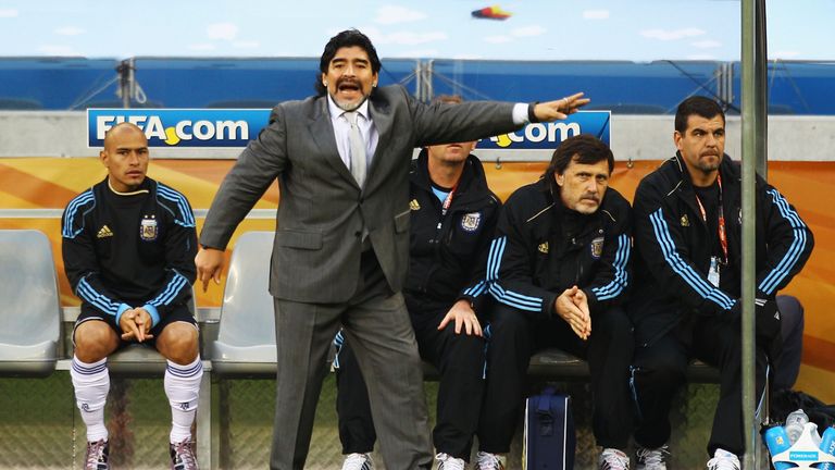 2008 wird die Skandalnudel Nationaltrainer seines Heimatlandes. Nach der erfolgreichen Quali für die WM 2010, beleidigt er auf einer Pressekonferenz die anwesenden Journalisten: "Ihr könnt mir einen blasen." Nach dem Turnier wird er gefeuert.