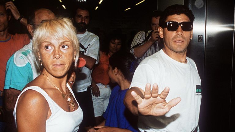 Bei der WM 1994 wird Maradona des Dopings überführt. Nach zwei Vorrundenspielen wird er für das restliche Turnier gesperrt.