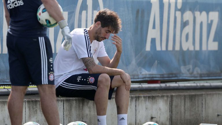 Javier Martinez verstaucht sich beim Bayern-Training das Knie-Gelenk.