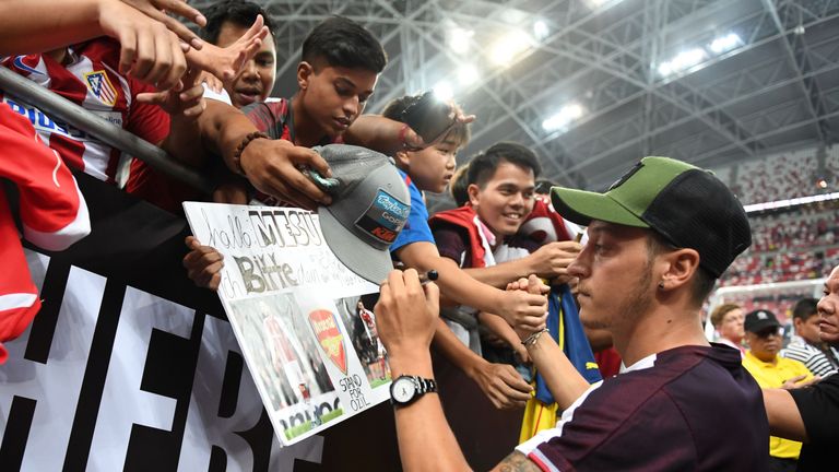 Mesut Özil befindet sich mit dem FC Arsenal derzeit in Singapur. 