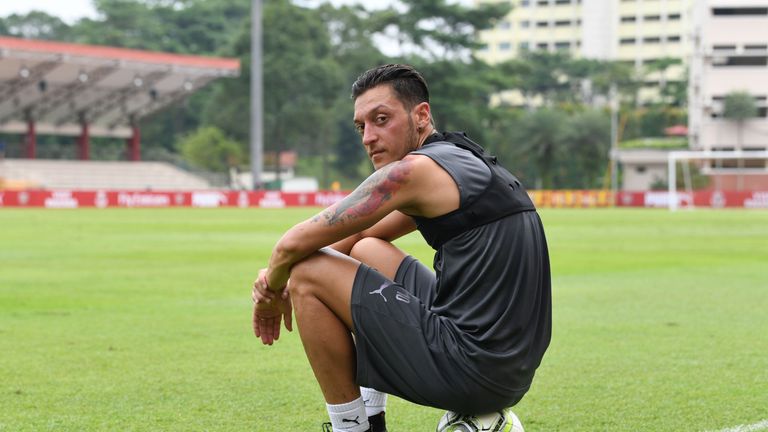 Mesut Özil hat seine Nationalmannschaftskarriere beendet und dabei schwere Vorwürfe gegen DFB-Präsident Reinhard Grindel erhoben. 