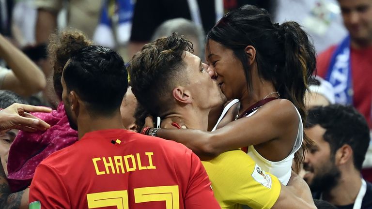Nach Belgiens sensationellem 2:1-Erfolg im WM-Viertelfinale gegen Brasilien kennt die Freude bei den Spielern keine Grenzen mehr. Thomas Meunier holt sich nach dem Schlusspfiff die Belohnung in Form eines Kusses ab.