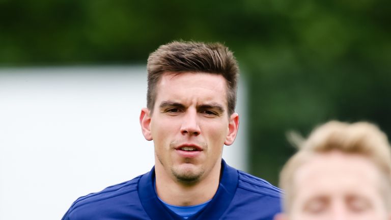 Christopher Moritz: Der 28-Jährige kommt von Zweitligaabsteiger  Kaiserslautern und verstärkt die Mittelfeldzentrale. Moritz kommt ablösefrei an die Elbe.