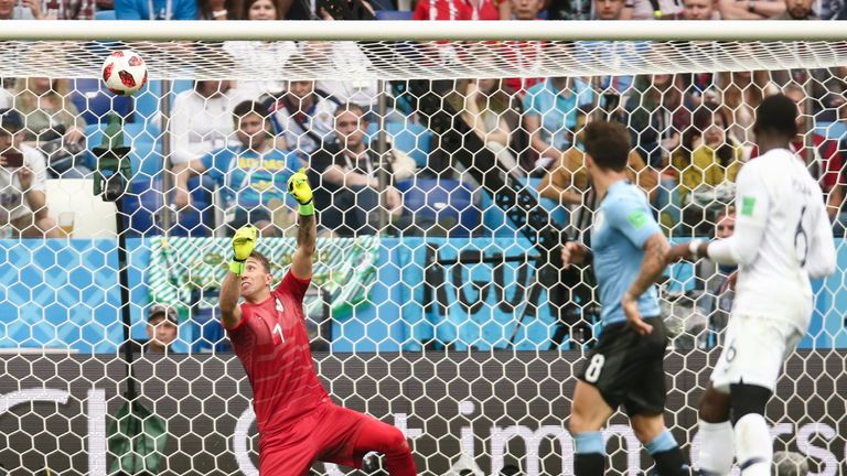 Uruguay-Keeper Fernando Muslera patzt gegen Frankreich.