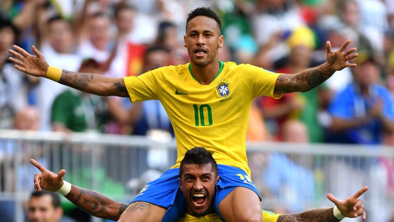 Neymar thront nach seinem Treffer auf den Schultern von Paulinho.