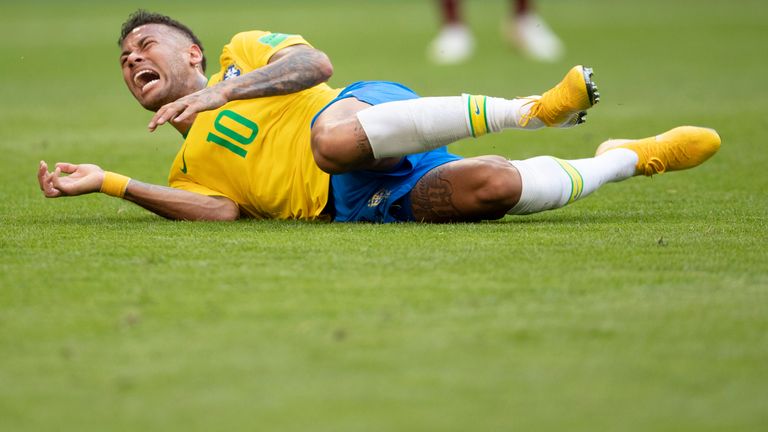 Neymar schreit vor "Schmerzen".