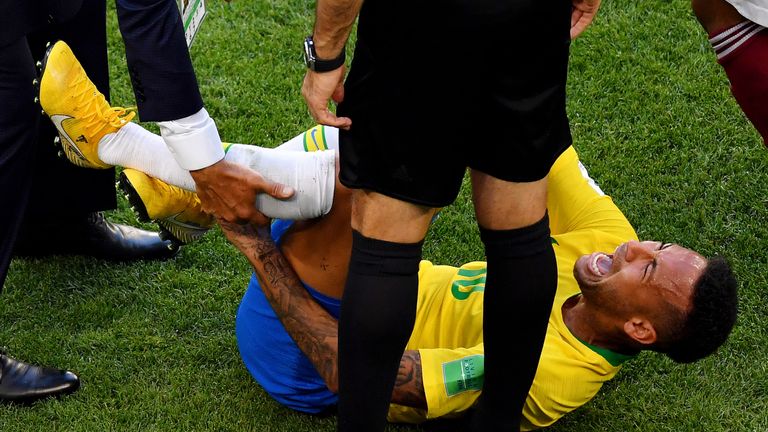 Neymar verbringt bei dieser WM viel Spielzeit in der Horizontalen.