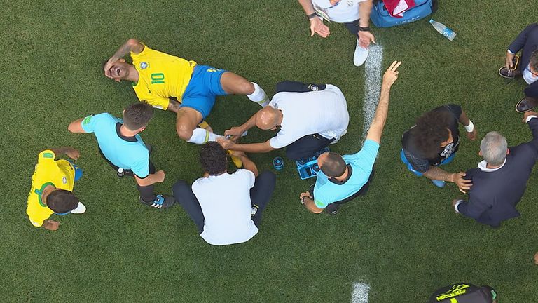 Neymar schreit vor Schmerzen - ob es wirklich so weh getan hat?