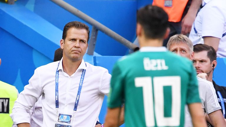 Nationalmannschaftsdirektor Oliver Bierhoff rückt von Mesut Özil ab.