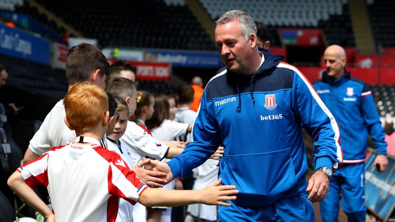 Paul Lambert (48), Stoke City: Zu Beginn war Lampert sogar noch Spielertrainer. Bei seiner letzten Station in Stoke City ging es in der Premier League gegen den Abstieg. Mitte Mai wurde er entlassen.