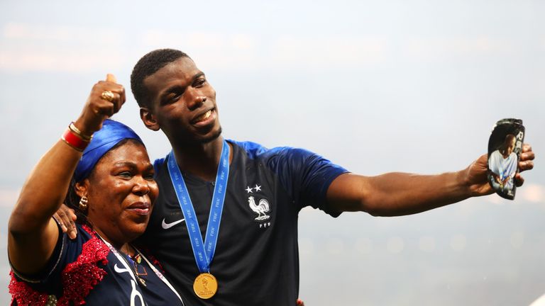 Paul Pogba feiert den WM-Titel mit seiner Mutter Yeo.