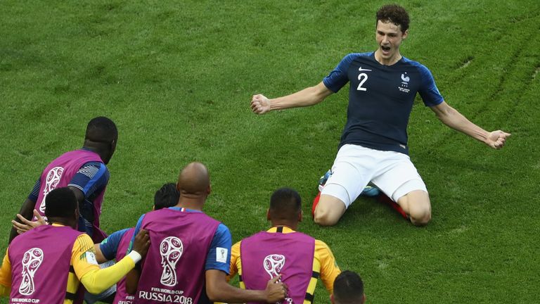 Badstuber könnte zusammen mit WM-Shootingstar Benjamin Pavard die Innenverteidigung bilden. Nach starken Leistungen in der letzten Saison und der WM, hat Pavard sich ins Blickfeld vieler europäischer Top-Klubs gespielt.