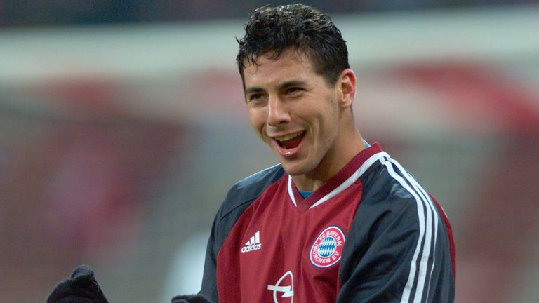 Nach zwei Jahren in Bremen wechselt der Stürmer zum FC Bayern. In München gewinnt er in sechs Jahren insgesamt acht Titel. Danach...