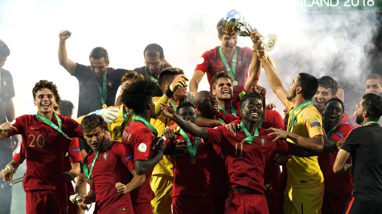 Portugal feiert den Gewinn der U19-EM.