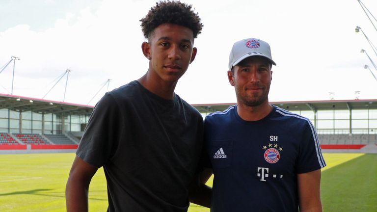 Chris Richards (l.) soll in der U19 von Trainer Sebastian Hoeneß eingesetzt werden. (Bildquelle: Twitter/@FCBjuniorteam)