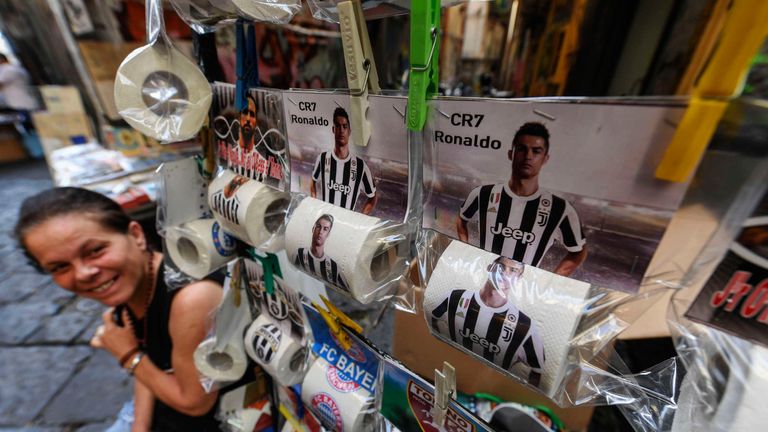 Eine Firma aus Neapel verkauft Klopapier mit dem Gesicht von Cristiano Ronaldo.