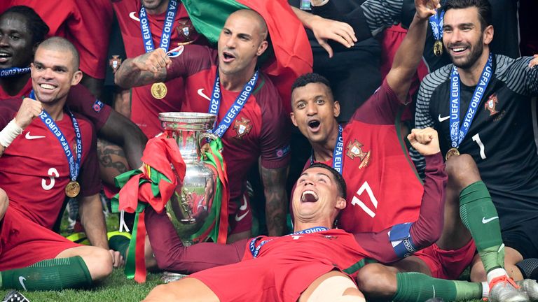 Kleiner Trost für Ronaldo – 2016 klappte es nach einem Riesen-Drama im Finale immerhin mit dem Europameistertitel. 