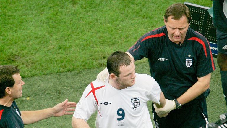 2006 kann Rooney mit dem großen Druck nicht umgehen. Im Viertelfinale gegen Portugal fliegt er nach einem Tritt vom Platz. England verliert mit 3:1 n.E.