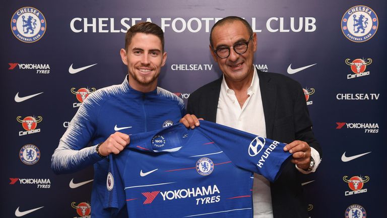 Wechselten beiden diesen Sommer vom SSC Neapel zum FC Chelsea: Jorginho (l.) und sein neuer alter Trainer Maurizio Sarri.