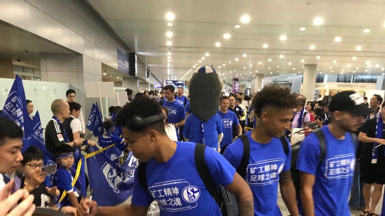 Die Spieler des FC Schalke 04 werden von rund 350 Fans am Flughafen in Shanghai empfangen. (Foto: Dirk große Schlarmann)