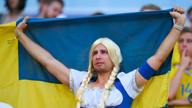 Die schwedischen Fans sehen natürlich nicht so glücklich aus.