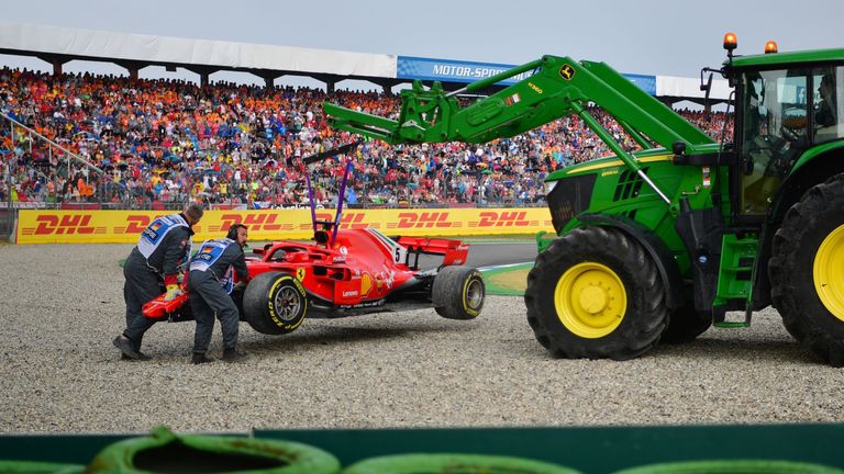 Sebastian Vettel landet in Führung liegend in der Mauer und wirft so den möglichen Sieg beim Heimrennen in Hockenheim weg.