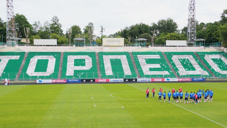 Der russische Drittligist FC Torpedo Moskau schmeißt einen dunkelhäutigen Spieler raus. 
