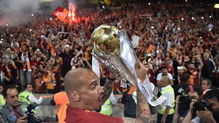 10. Süper Lig (Türkei) 578,423 Millionen Euro - die wertvollsten Teams: Galatasaray (84,50 Millionen Euro), Fenerbahce (79,25 Millionen Euro)