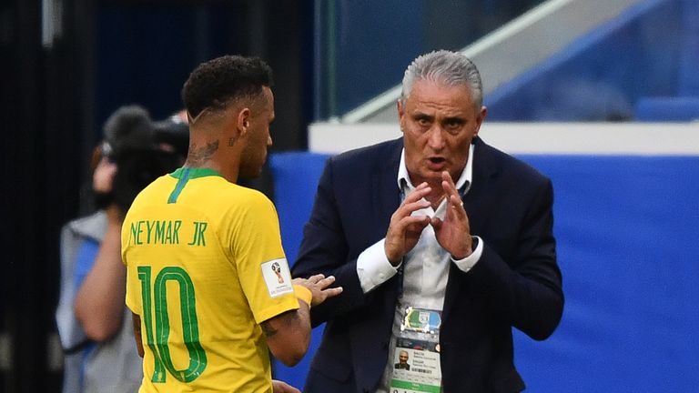 Brasiliens Nationaltrainer Tite (r.) gibt Neymar Instruktionen.